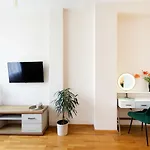One Bedroom Sunny Tallinn Street With Parking 公寓 里加